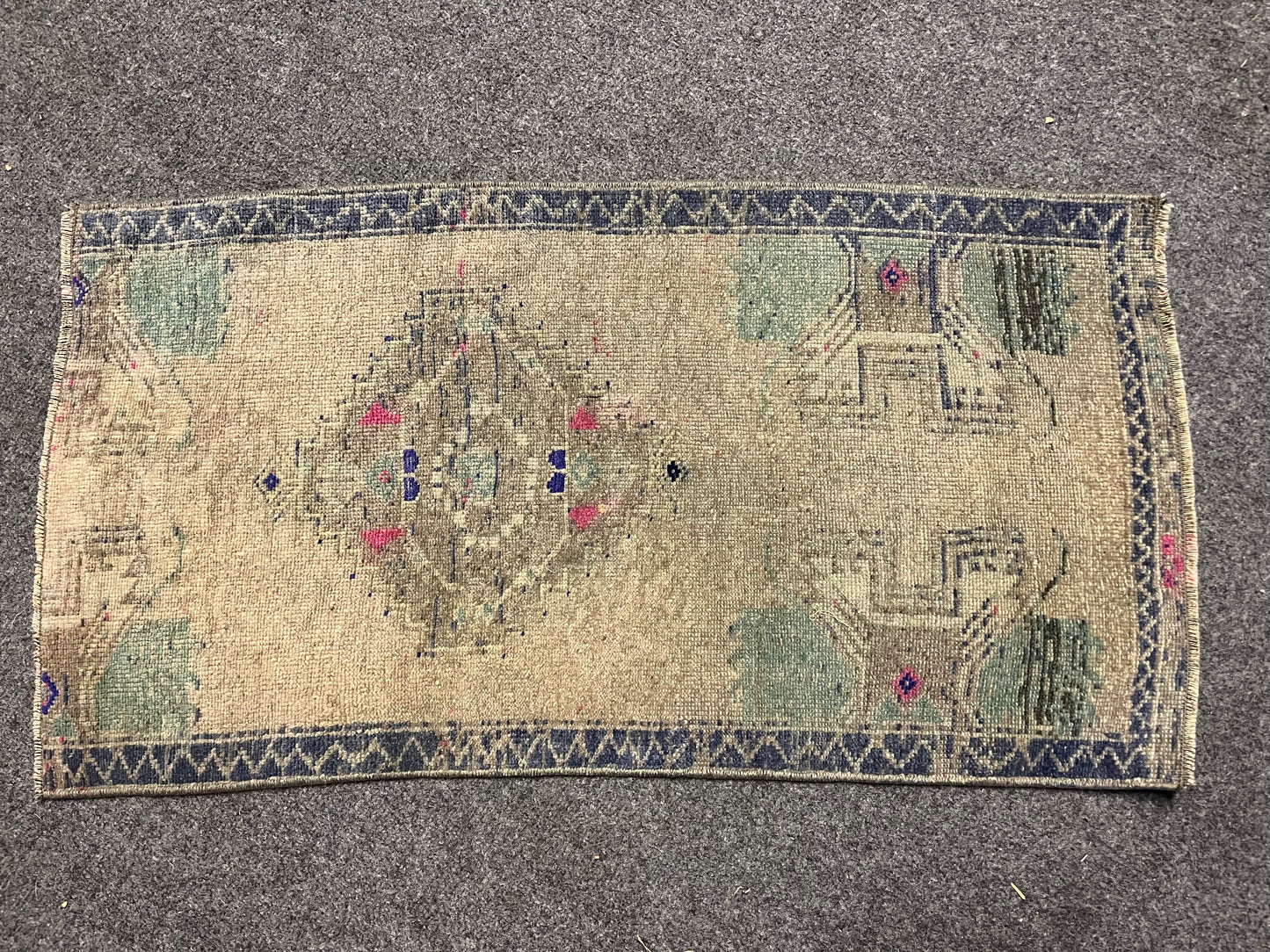 Scatter Rug Brodie 1’7” x 2’11”