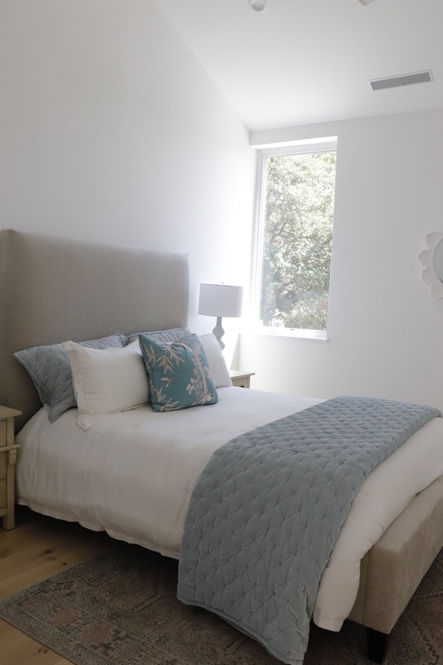 Upholstered Queen Bed 2430 - Robusta Linen