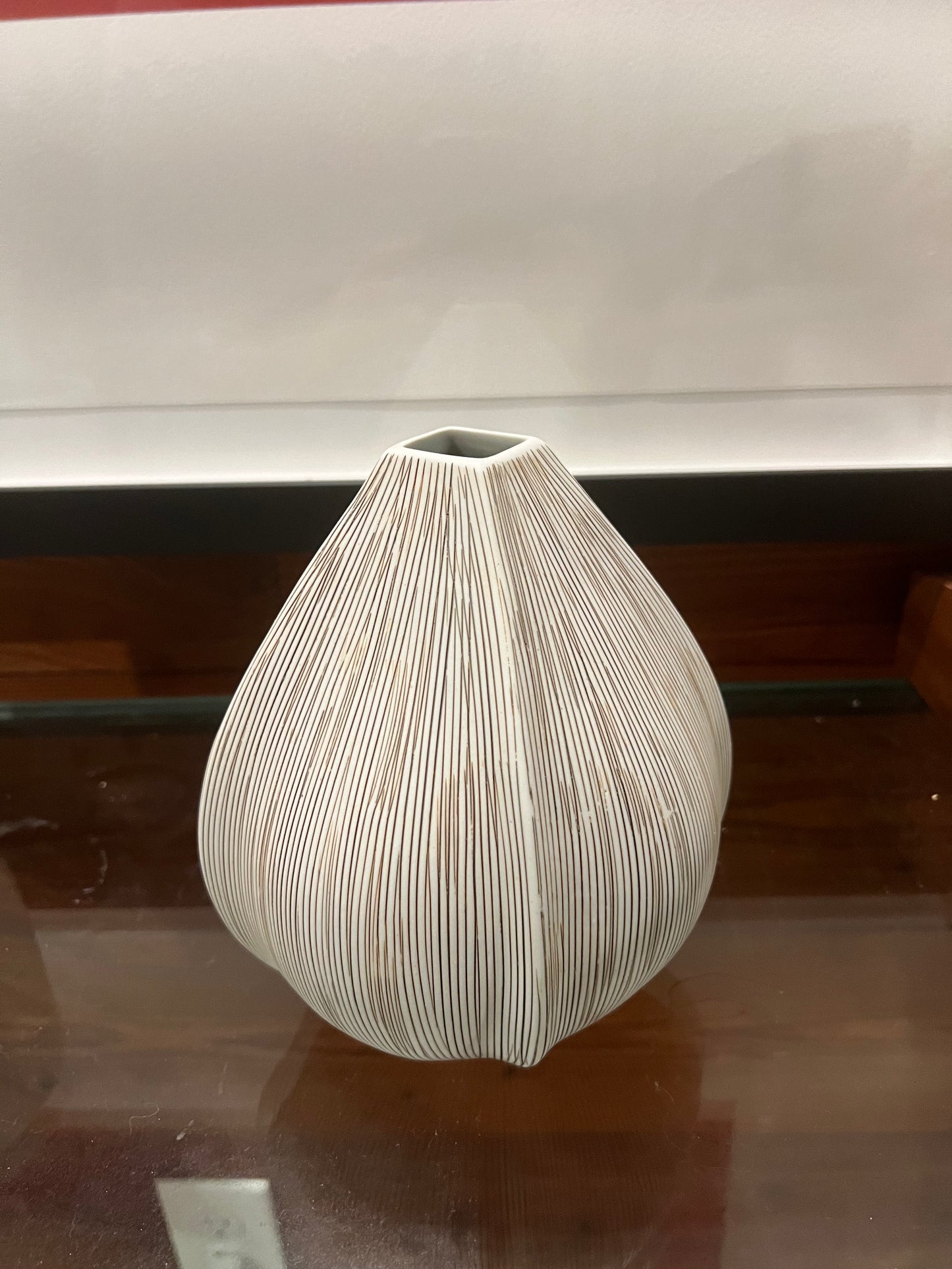 Minimal Striped Vessel
